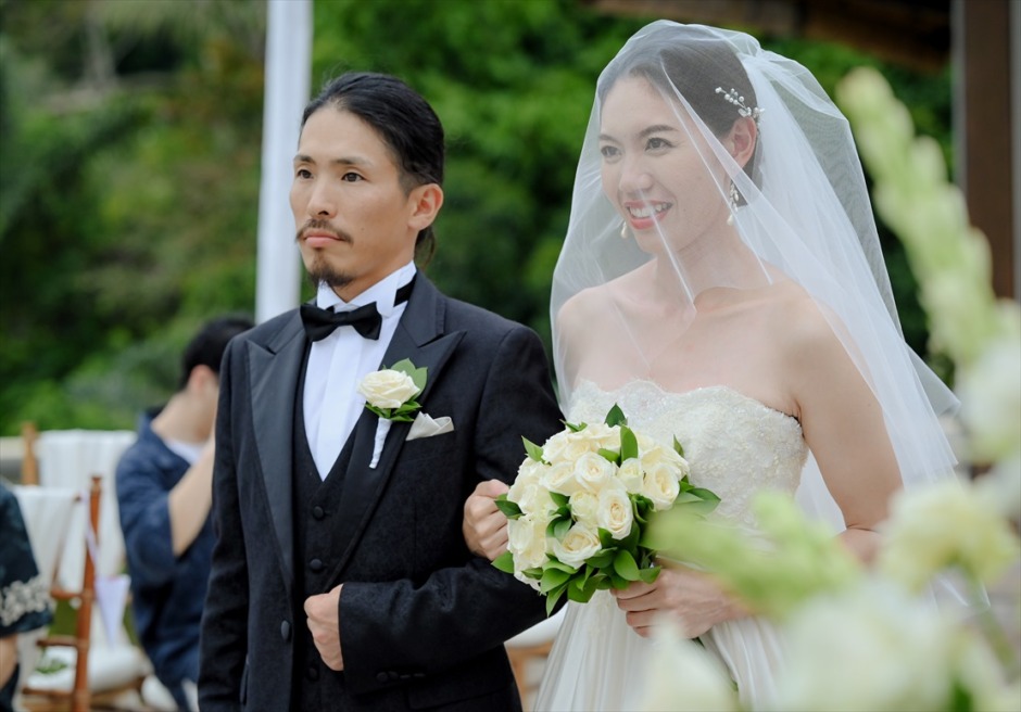 フォーシーズンズ・サヤン　バリ結婚式　緑に囲まれた幻想的な挙式シーン