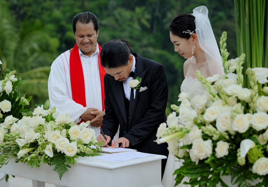 フォーシーズンズ・サヤン　バリ挙式　祭壇にて結婚証明書サイン