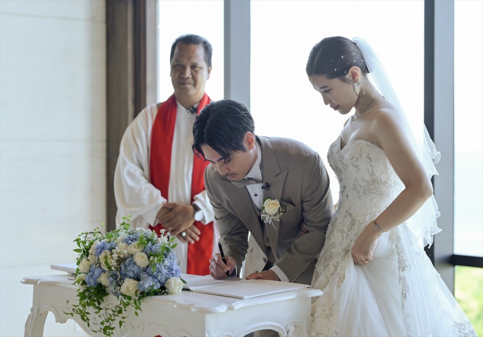 ケンピンスキ・バリ結婚証明書サイン