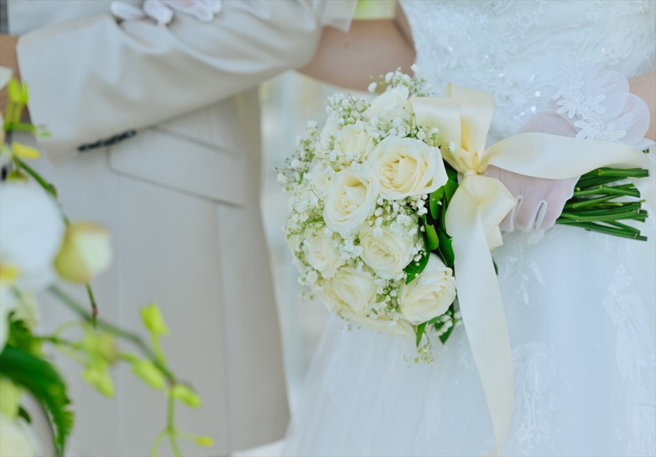 アプルヴァ・ケンピンスキ　生花ホワイトローズ＆カスミ草 ブーケ