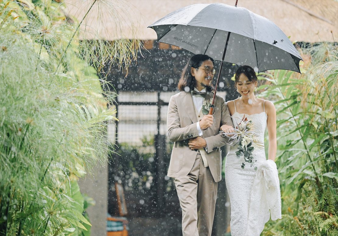 祝福の雨がお二人を誘うレイニング・ショット